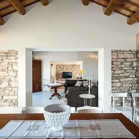 Citta Povera Sleeps 9 Pool Air Con Wifi Villa